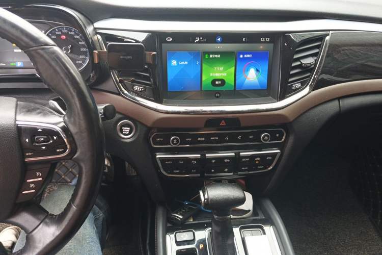 Used GAC Trumpchi GS8 2017 320T Two-Wheel Drive Luxury Smart Connectivity Version (7 Seats) Audio And AC Panel