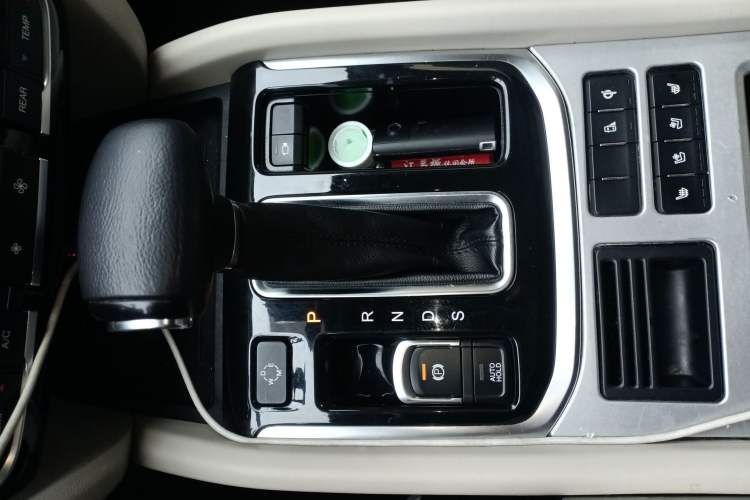 Used GAC Trumpchi GS8 2017 320T Two-Wheel Drive Luxury Smart Connectivity Version (7 Seats) Gear Lever