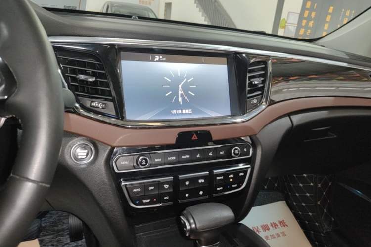 Used GAC Trumpchi GS8 2017 320T Two-Wheel Drive Luxury Edition (7 Seats) Audio And AC Panel