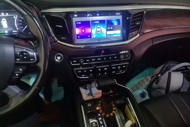 Used GAC Trumpchi GS8 2017 320T Two-Wheel Drive Luxury Smart Connectivity Version (7 Seats) Audio And AC Panel