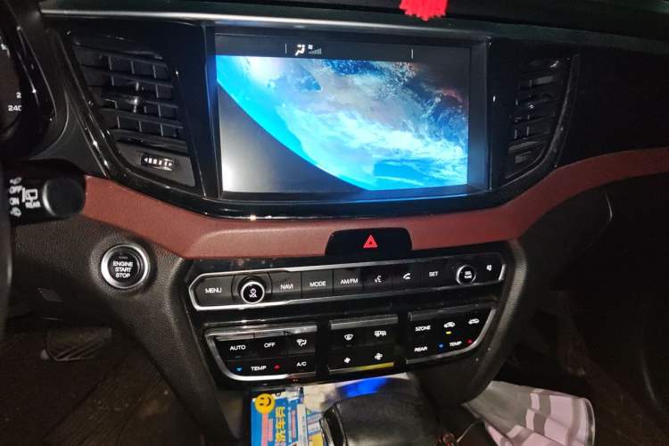 Used GAC Trumpchi GS8 2017 320T Two-Wheel Drive Luxury Smart Connectivity Version (7 Seats) Audio And AC Panel