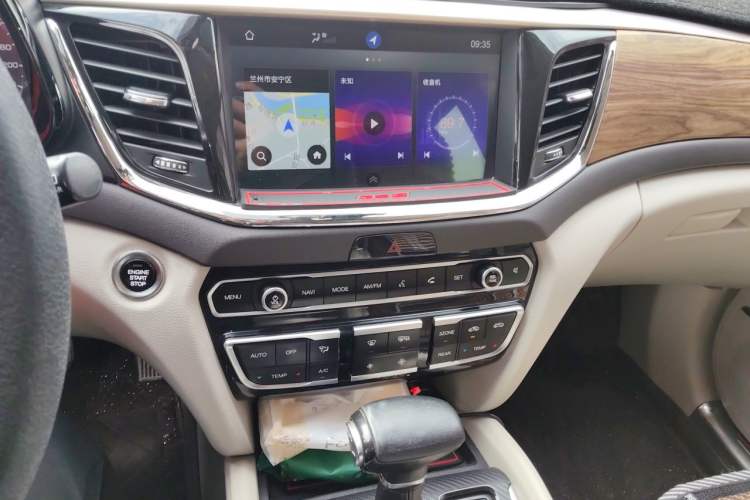 Used GAC Trumpchi GS8 2017 320T Two-Wheel Drive Luxury Smart Connectivity Version (7 Seats) Audio And AC Panel