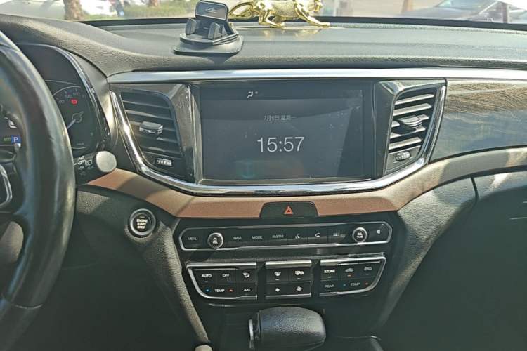 Used GAC Trumpchi GS8 2017 320T Two-Wheel Drive Luxury Smart Connectivity Version (7 Seats) Audio And AC Panel