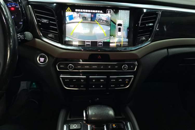 Used GAC Trumpchi GS8 2017 320T Two-Wheel Drive Luxury Smart Connectivity Version (7 Seats) Audio And AC Panel