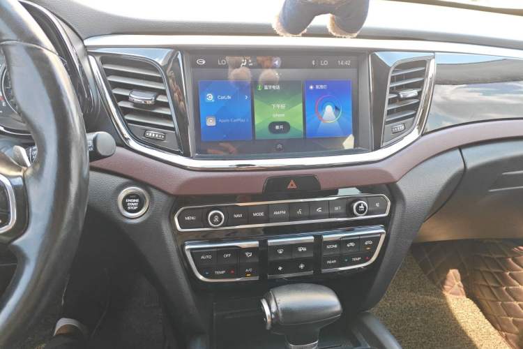 Used GAC Trumpchi GS8 2017 320T Two-Wheel Drive Luxury Smart Connectivity Version (7 Seats) Audio And AC Panel
