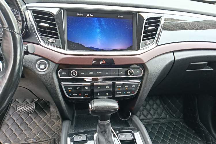 Used GAC Trumpchi GS8 2017 320T Two-Wheel Drive Luxury Smart Connectivity Version (7 Seats) Audio And AC Panel