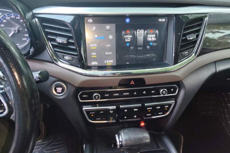 Used GAC Trumpchi GS8 2017 320T Two-Wheel Drive Luxury Smart Connectivity Version (7 Seats) Audio And AC Panel
