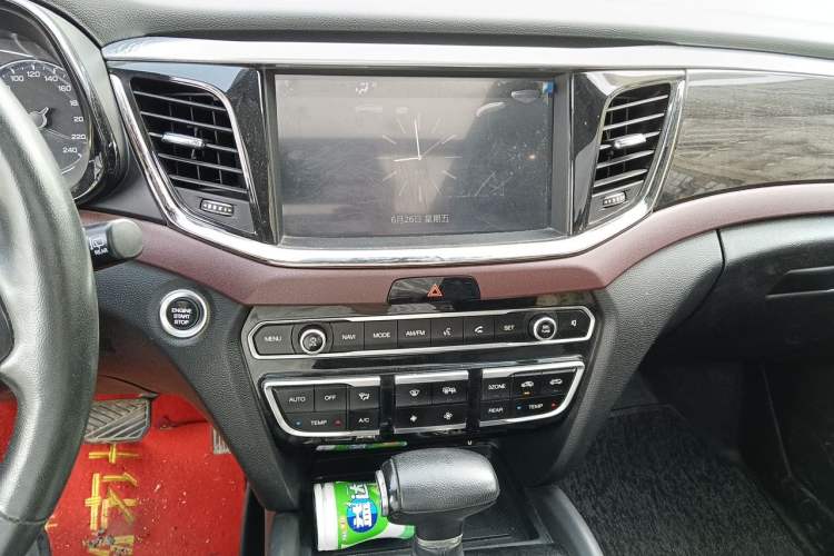Used GAC Trumpchi GS8 2017 320T Two-Wheel Drive Luxury Smart Connectivity Version (7 Seats) Audio And AC Panel