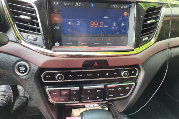 Used GAC Trumpchi GS8 2017 320T Two-Wheel Drive Luxury Smart Connectivity Version (7 Seats) Audio And AC Panel