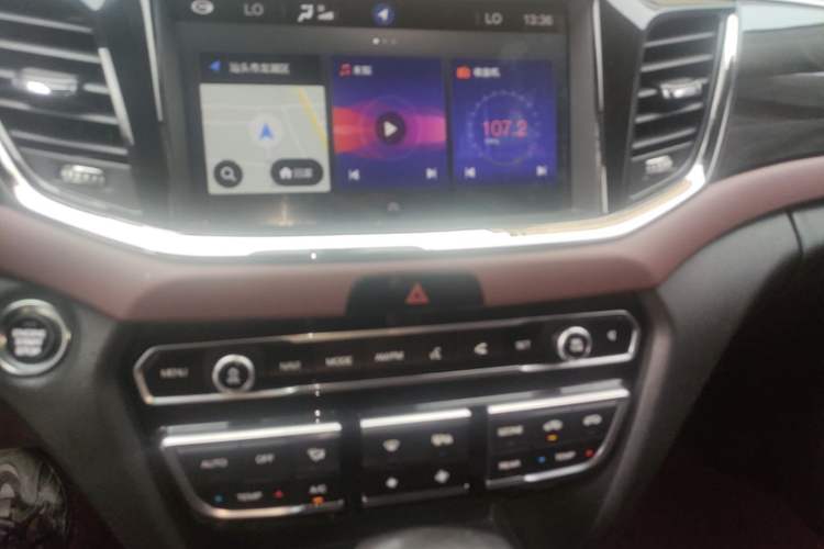 Used GAC Trumpchi GS8 2017 320T Two-Wheel Drive Luxury Smart Connectivity Version (7 Seats) Audio And AC Panel
