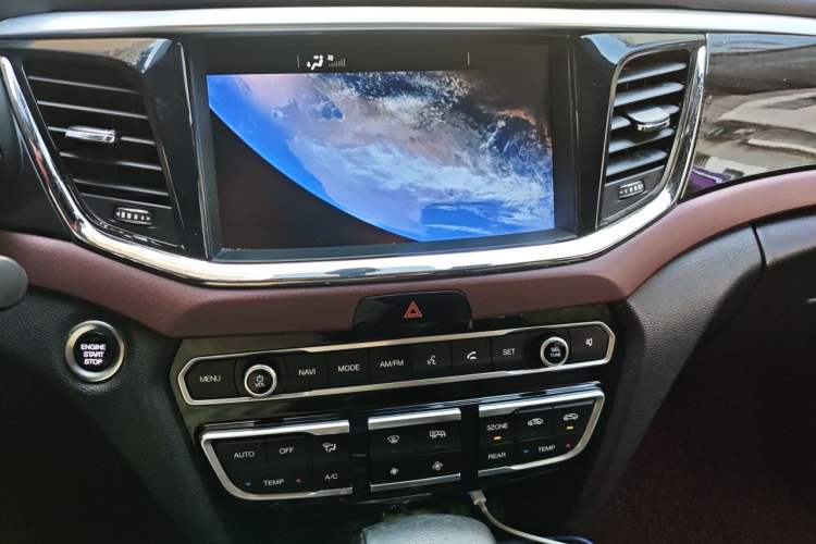 Used GAC Trumpchi GS8 2017 320T Two-Wheel Drive Luxury Smart Connectivity Version (7 Seats) Audio And AC Panel