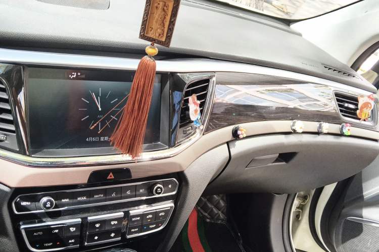 Used GAC Trumpchi GS8 2017 320T Two-Wheel Drive Luxury Smart Connectivity Version (7 Seats) Audio And AC Panel