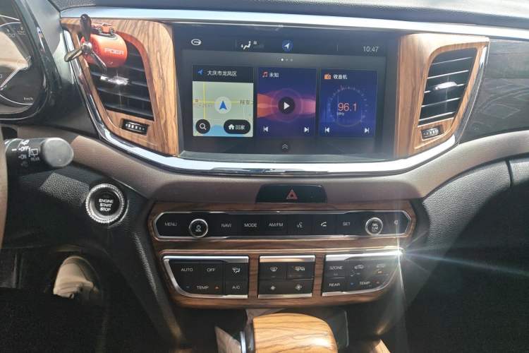 Used GAC Trumpchi GS8 2017 320T Two-Wheel Drive Luxury Smart Connectivity Version (7 Seats) Audio And AC Panel