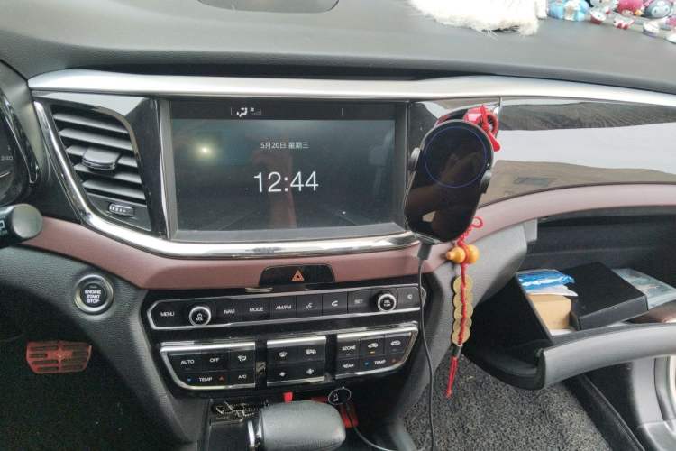 Used GAC Trumpchi GS8 2017 320T Two-Wheel Drive Luxury Smart Connectivity Version (7 Seats) Audio And AC Panel