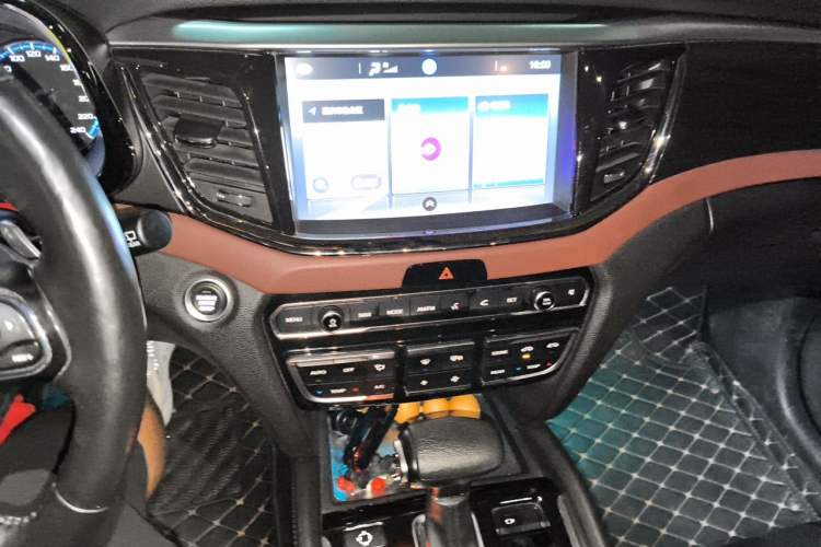 Used GAC Trumpchi GS8 2017 320T Two-Wheel Drive Luxury Smart Connectivity Version (7 Seats) Audio And AC Panel