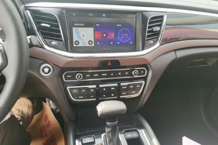 Used GAC Trumpchi GS8 2017 320T Two-Wheel Drive Luxury Smart Connectivity Version (7 Seats) Audio And AC Panel