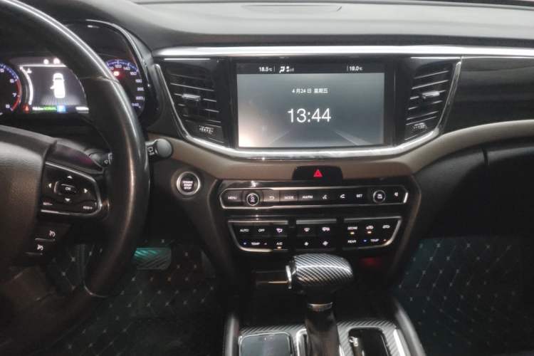 Used GAC Trumpchi GS8 2017 320T Two-Wheel Drive Luxury Edition (7 Seats) Audio And AC Panel