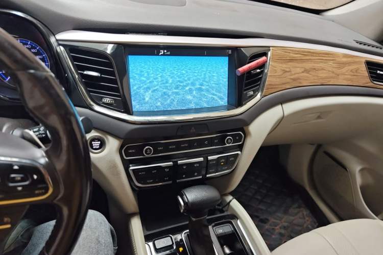 Used GAC Trumpchi GS8 2017 320T Two-Wheel Drive Luxury Smart Connectivity Version (7 Seats) Audio And AC Panel