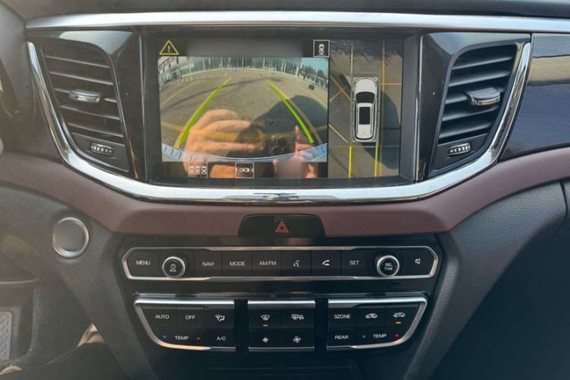 Used GAC Trumpchi GS8 2017 320T Two-Wheel Drive Luxury Smart Connectivity Version (7 Seats) Audio And AC Panel