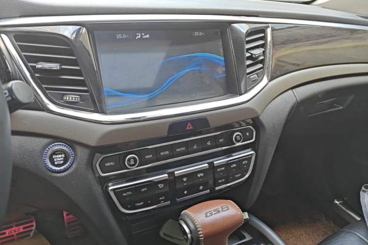 Used GAC Trumpchi GS8 2017 320T Two-Wheel Drive Luxury Smart Connectivity Version (7 Seats) Audio And AC Panel