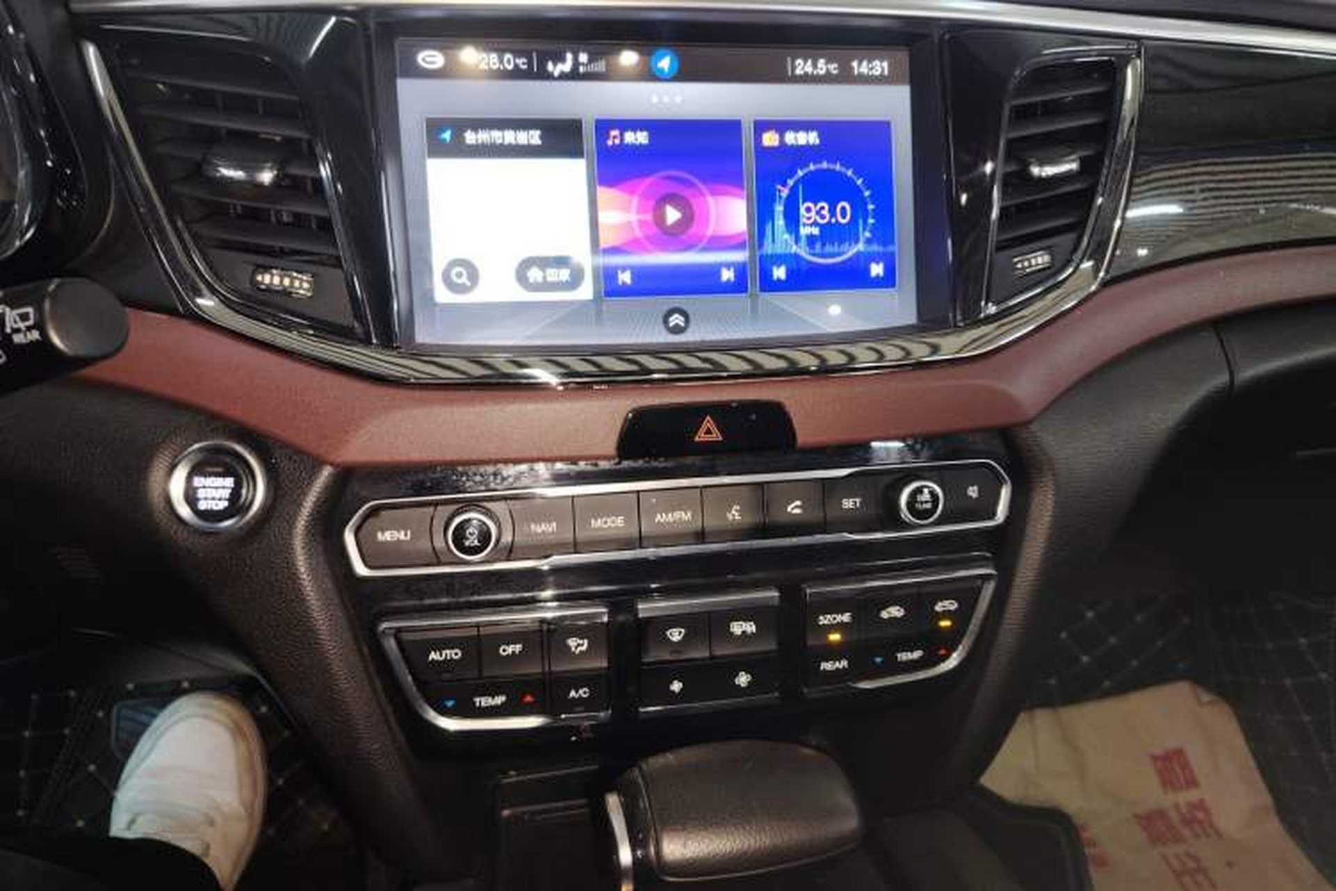 Used GAC Trumpchi GS8 2017 320T Two-Wheel Drive Luxury Smart Connectivity Version (7 Seats) Audio And AC Panel