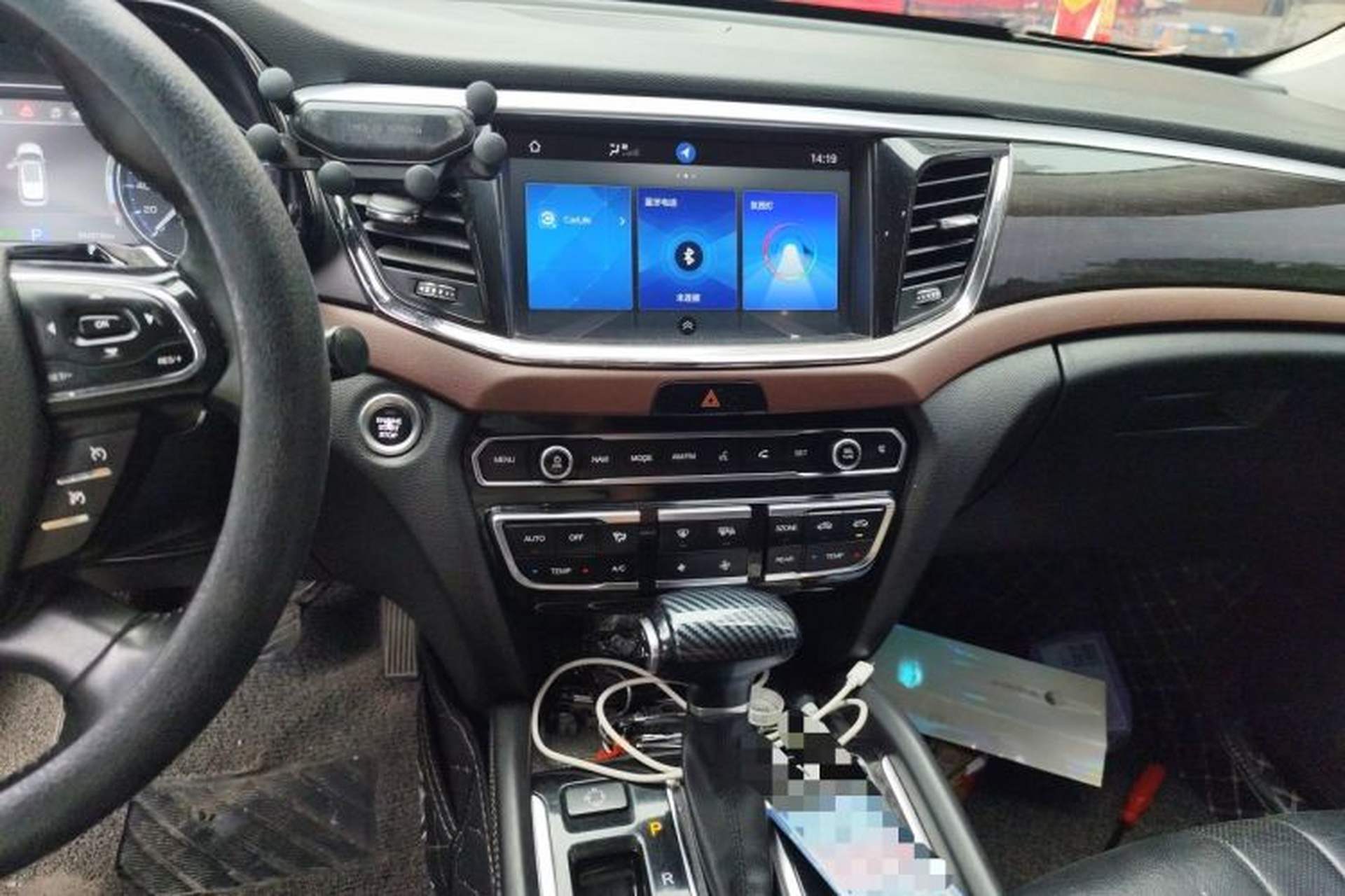 Used GAC Trumpchi GS8 2017 320T Two-Wheel Drive Luxury Smart Connectivity Version (7 Seats) Audio And AC Panel