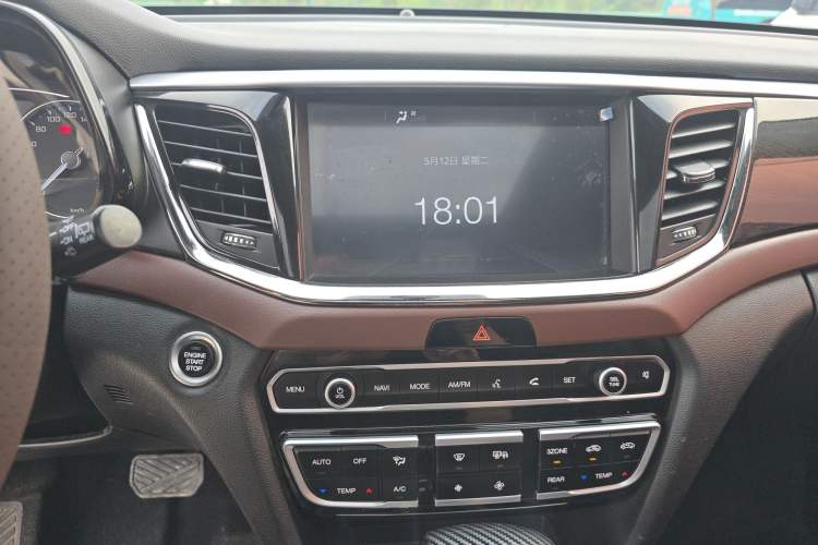Used GAC Trumpchi GS8 2017 320T Two-Wheel Drive Luxury Smart Connectivity Version (7 Seats) Audio And AC Panel