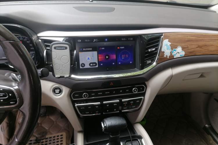 Used GAC Trumpchi GS8 2017 320T Two-Wheel Drive Luxury Smart Connectivity Version (7 Seats) Audio And AC Panel