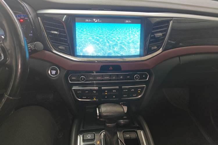 Used GAC Trumpchi GS8 2017 320T Two-Wheel Drive Luxury Smart Connectivity Version (7 Seats) Audio And AC Panel