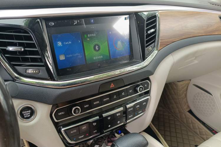 Used GAC Trumpchi GS8 2017 320T Two-Wheel Drive Luxury Smart Connectivity Version (7 Seats) Audio And AC Panel