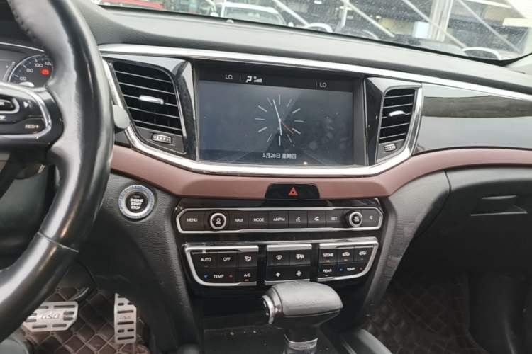 Used GAC Trumpchi GS8 2017 320T Two-Wheel Drive Luxury Smart Connectivity Version (7 Seats) Audio And AC Panel