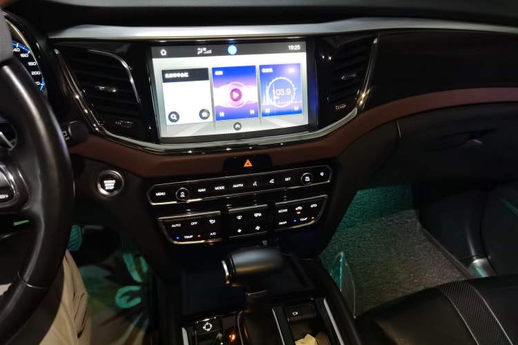 Used GAC Trumpchi GS8 2017 320T Four-Wheel Drive Luxury Smart Connectivity Version (7 Seats) Audio And AC Panel