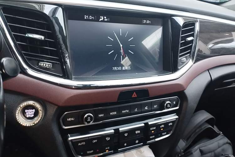 Used GAC Trumpchi GS8 2017 320T Two-Wheel Drive Luxury Smart Connectivity Version (7 Seats) Audio And AC Panel