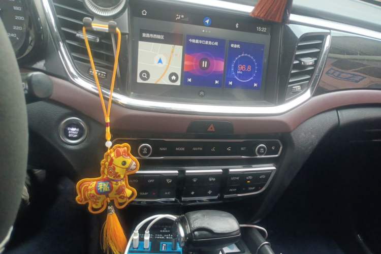 Used GAC Trumpchi GS8 2017 320T Two-Wheel Drive Luxury Smart Connectivity Version (7 Seats) Audio And AC Panel