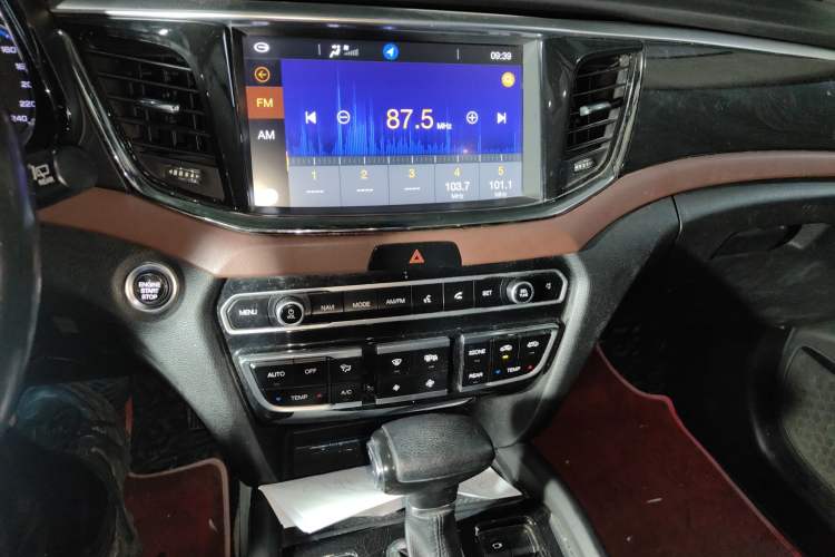 Used GAC Trumpchi GS8 2017 320T Two-Wheel Drive Luxury Smart Connectivity Version (7 Seats) Audio And AC Panel