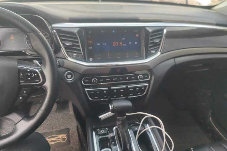 Used GAC Trumpchi GS8 2017 320T Two-Wheel Drive Luxury Smart Connectivity Version (7 Seats) Audio And AC Panel