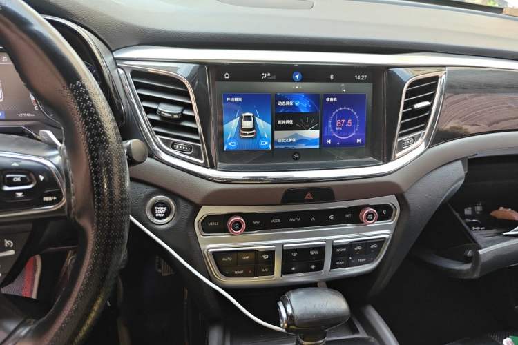 Used GAC Trumpchi GS8 2017 320T Two-Wheel Drive Luxury Smart Connectivity Version (7 Seats) Audio And AC Panel