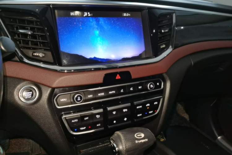 Used GAC Trumpchi GS8 2017 320T Two-Wheel Drive Luxury Smart Connectivity Version (7 Seats) Audio And AC Panel