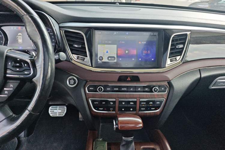 Used GAC Trumpchi GS8 2017 320T Two-Wheel Drive Luxury Smart Connectivity Version (7 Seats) Audio And AC Panel