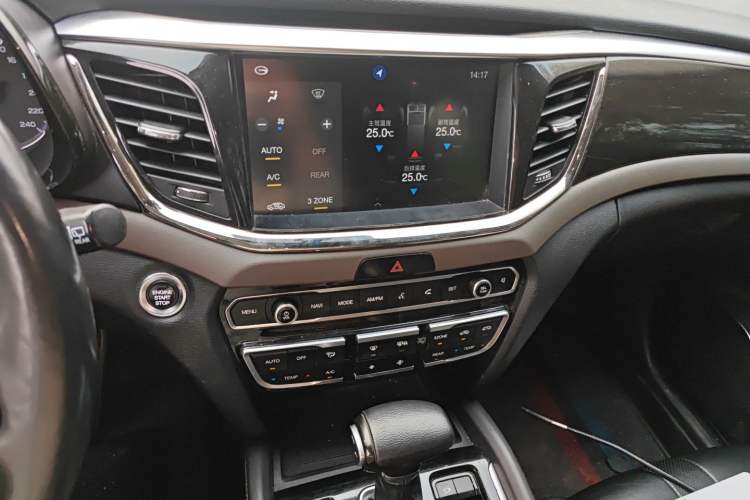 Used GAC Trumpchi GS8 2017 320T Two-Wheel Drive Luxury Smart Connectivity Version (7 Seats) Audio And AC Panel