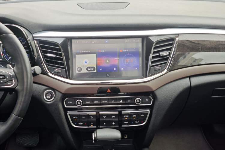 Used GAC Trumpchi GS8 2017 320T Two-Wheel Drive Luxury Smart Connectivity Version (7 Seats) Audio And AC Panel