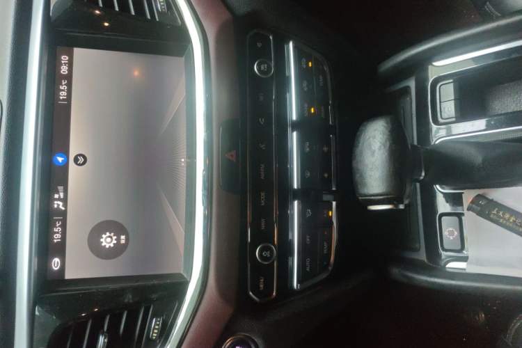 Used GAC Trumpchi GS8 2017 320T Two-Wheel Drive Luxury Smart Connectivity Version (7 Seats) Audio And AC Panel