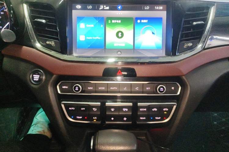 Used GAC Trumpchi GS8 2017 320T Two-Wheel Drive Luxury Smart Connectivity Version (7 Seats) Audio And AC Panel