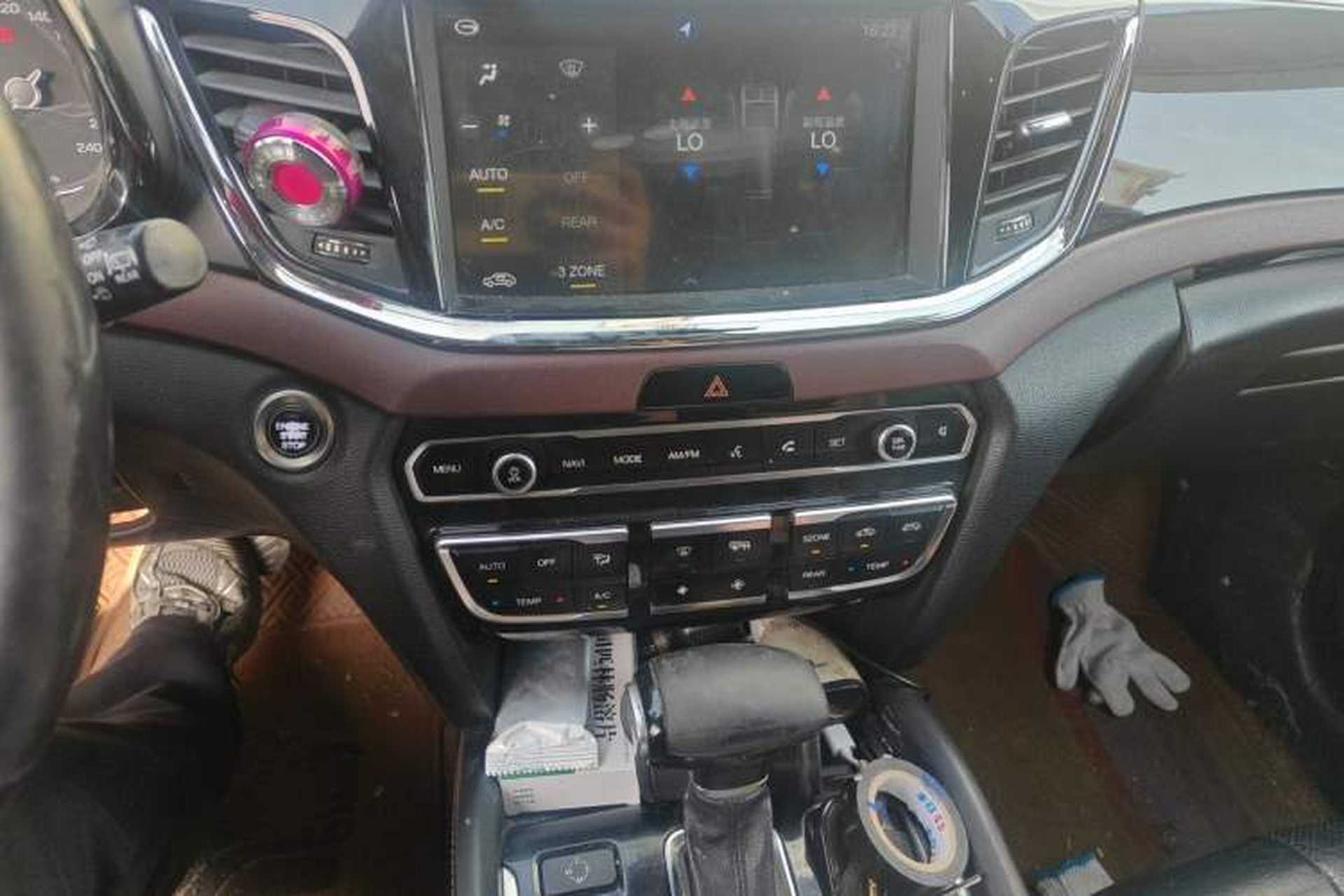 Used GAC Trumpchi GS8 2017 320T Two-Wheel Drive Luxury Smart Connectivity Version (7 Seats) Audio And AC Panel