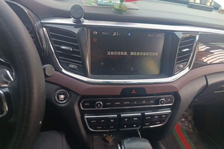 Used GAC Trumpchi GS8 2017 320T Two-Wheel Drive Luxury Smart Connectivity Version (7 Seats) Audio And AC Panel