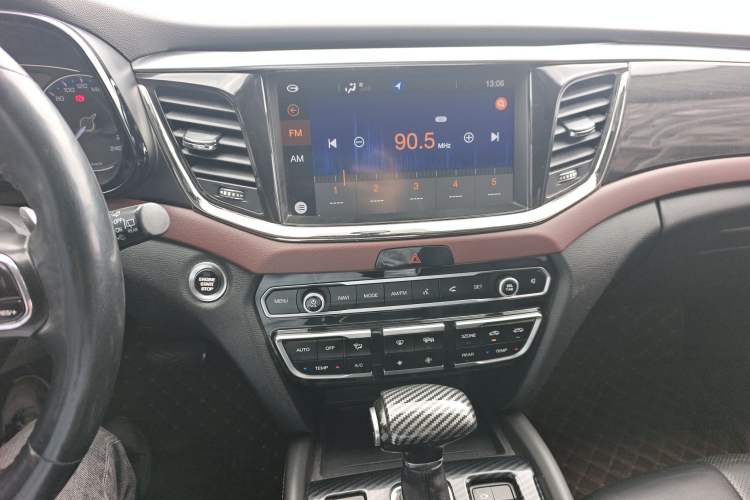 Used GAC Trumpchi GS8 2017 320T Two-Wheel Drive Luxury Smart Connectivity Version (7 Seats) Audio And AC Panel