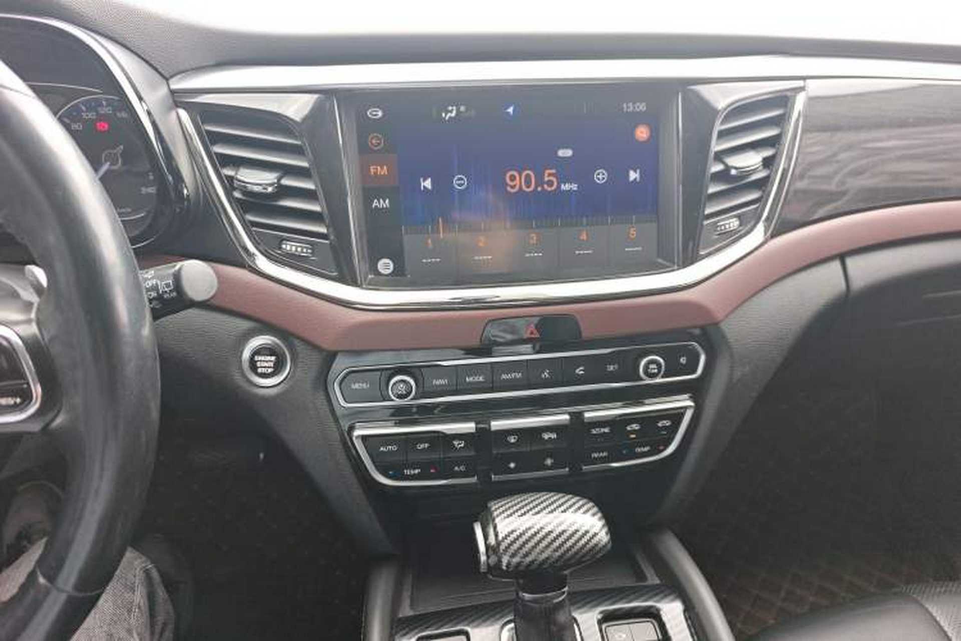 Used GAC Trumpchi GS8 2017 320T Two-Wheel Drive Luxury Smart Connectivity Version (7 Seats) Audio And AC Panel