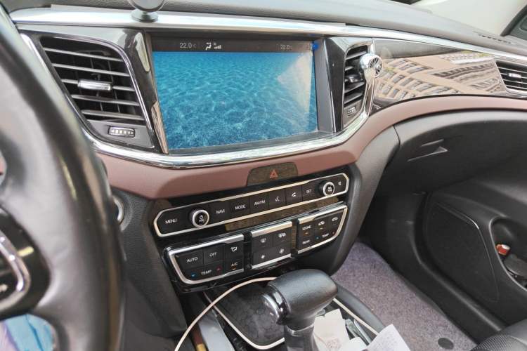 Used GAC Trumpchi GS8 2017 320T Two-Wheel Drive Luxury Smart Connectivity Version (7 Seats) Audio And AC Panel