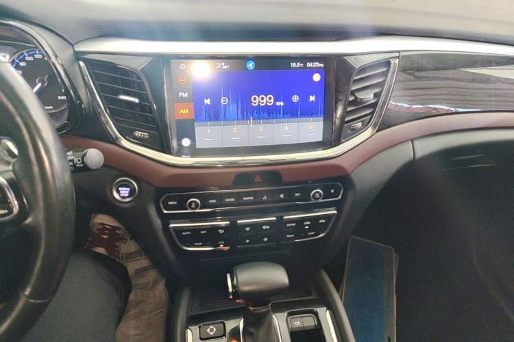 Used GAC Trumpchi GS8 2017 320T Two-Wheel Drive Luxury Smart Connectivity Version (7 Seats) Audio And AC Panel