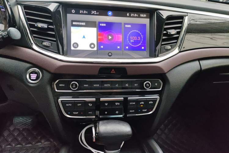 Used GAC Trumpchi GS8 2017 320T Two-Wheel Drive Luxury Smart Connectivity Version (7 Seats) Audio And AC Panel